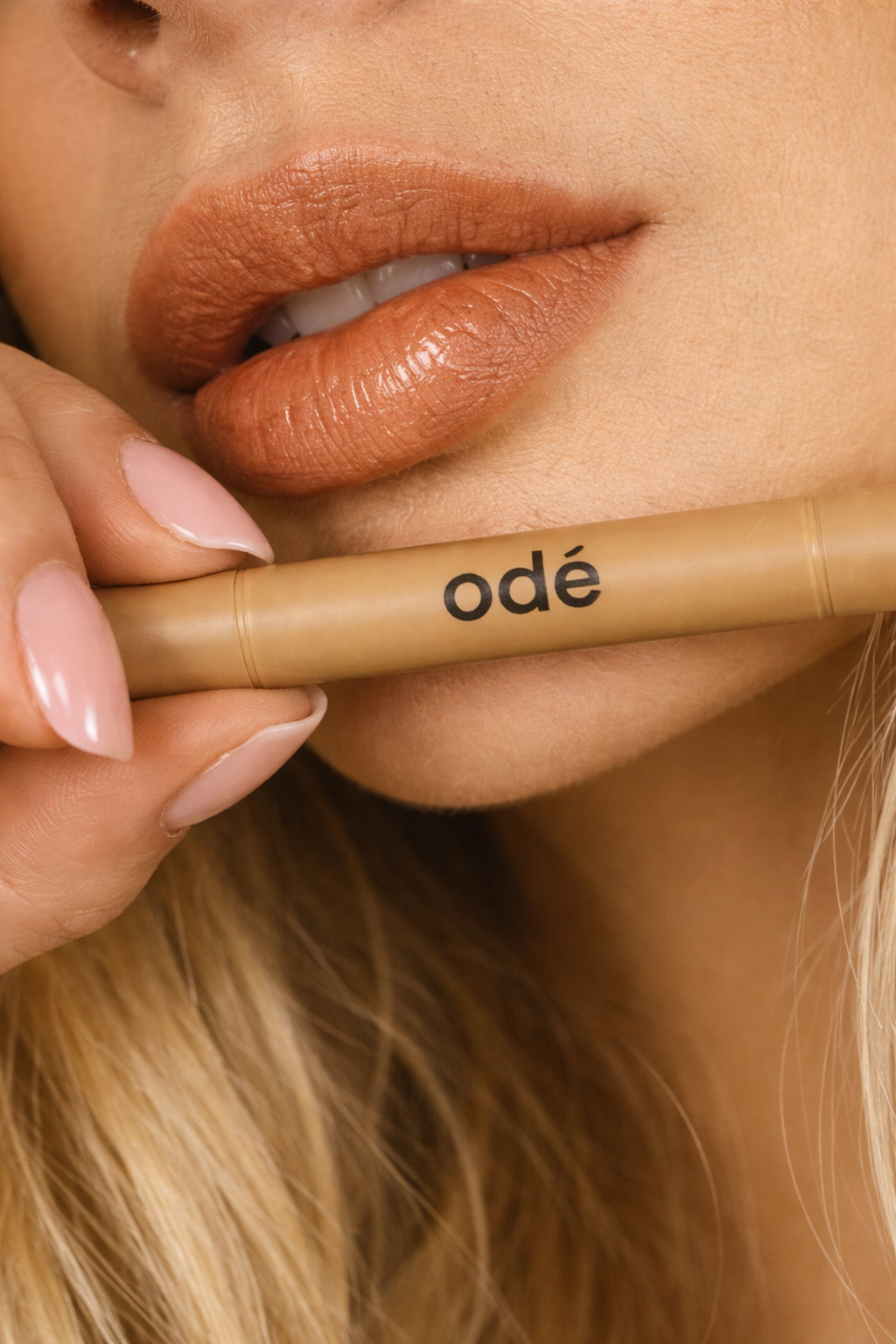 DELINEADOR CON PÉPTIDOS DE COLAGÉNO